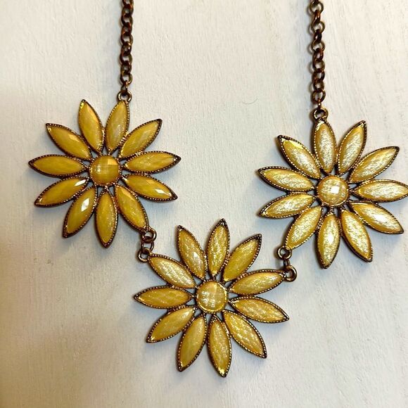 Vintage-Looking Daisy Necklace - Picture 4 of 5